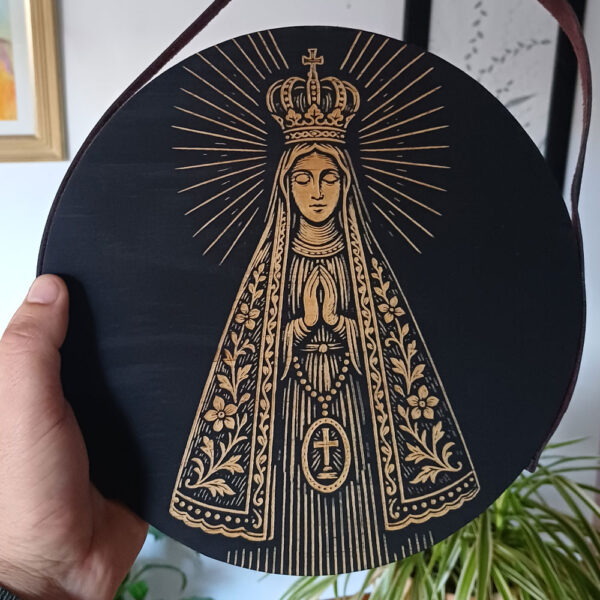 Plaquinha Decorativa Redonda em Madeira -  Tema Religioso: Nossa Senhora Aparecida - Imagem 2