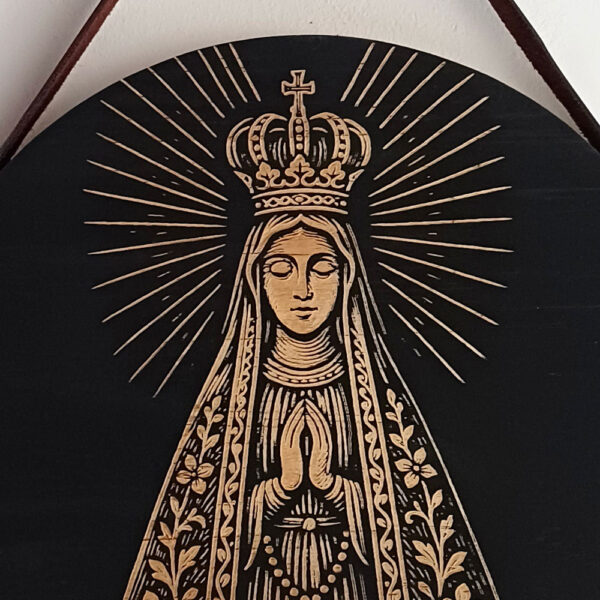 Plaquinha Decorativa Redonda em Madeira -  Tema Religioso: Nossa Senhora Aparecida - Imagem 4