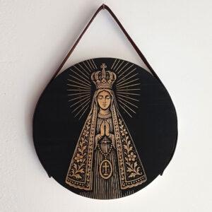 Plaquinha Decorativa Redonda em Madeira -  Tema Religioso: Nossa Senhora Aparecida