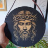 Plaquinha Decorativa Redonda em Madeira - Tema Religioso: Jesus - Imagem 4