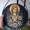 Plaquinha Decorativa Redonda em Madeira - Tema Religioso: Virgem Maria - Imagem 4