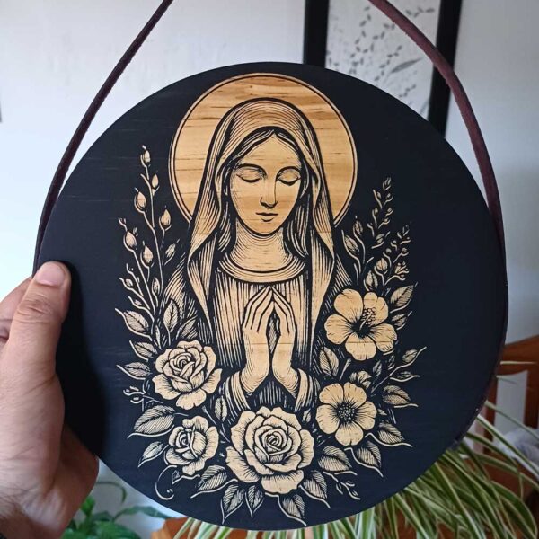 Plaquinha Decorativa Redonda em Madeira - Tema Religioso: Virgem Maria - Imagem 3