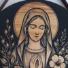 Plaquinha Decorativa Redonda em Madeira - Tema Religioso: Virgem Maria - Imagem 6