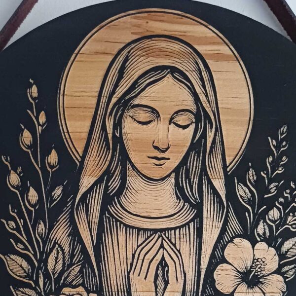 Plaquinha Decorativa Redonda em Madeira - Tema Religioso: Virgem Maria - Imagem 2