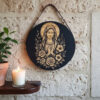 Plaquinha Decorativa Redonda em Madeira - Tema Religioso: Virgem Maria - Imagem 3