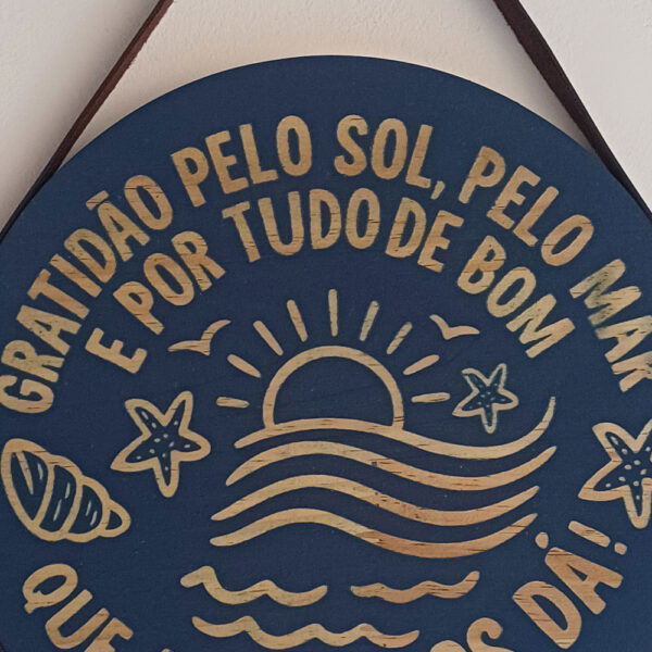 Placa Decorativa Redonda em Madeira Gratidão pelo Sol, Mar e Vida - Imagem 4