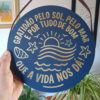 Placa Decorativa Redonda em Madeira Gratidão pelo Sol, Mar e Vida - Imagem 4