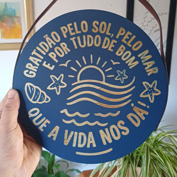Placa Decorativa Redonda em Madeira Gratidão pelo Sol, Mar e Vida - Imagem 2