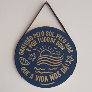 Placa Decorativa Redonda em Madeira Gratidão pelo Sol, Mar e Vida